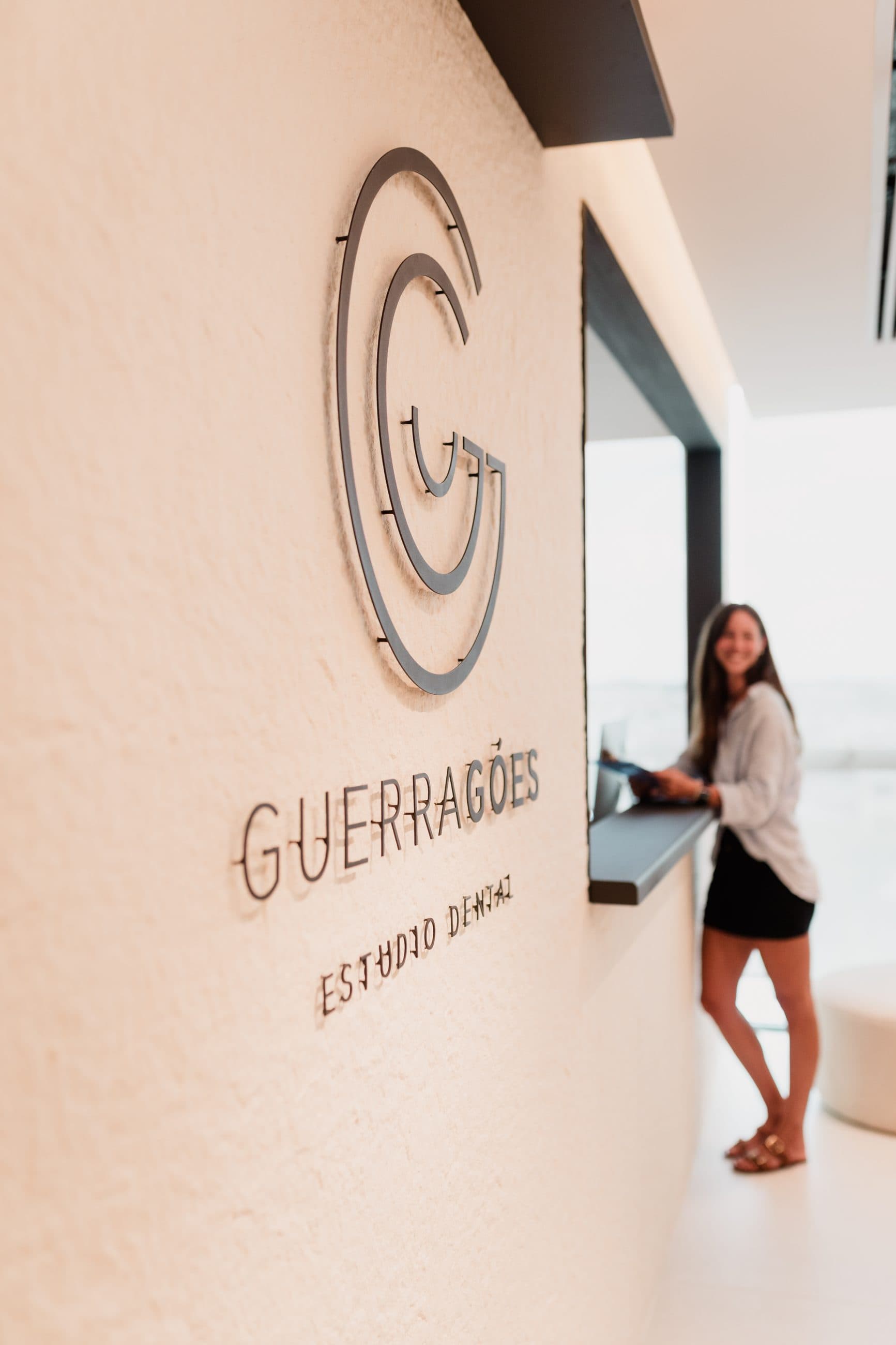 Recepción de Guerra Góes con el logo en relieve