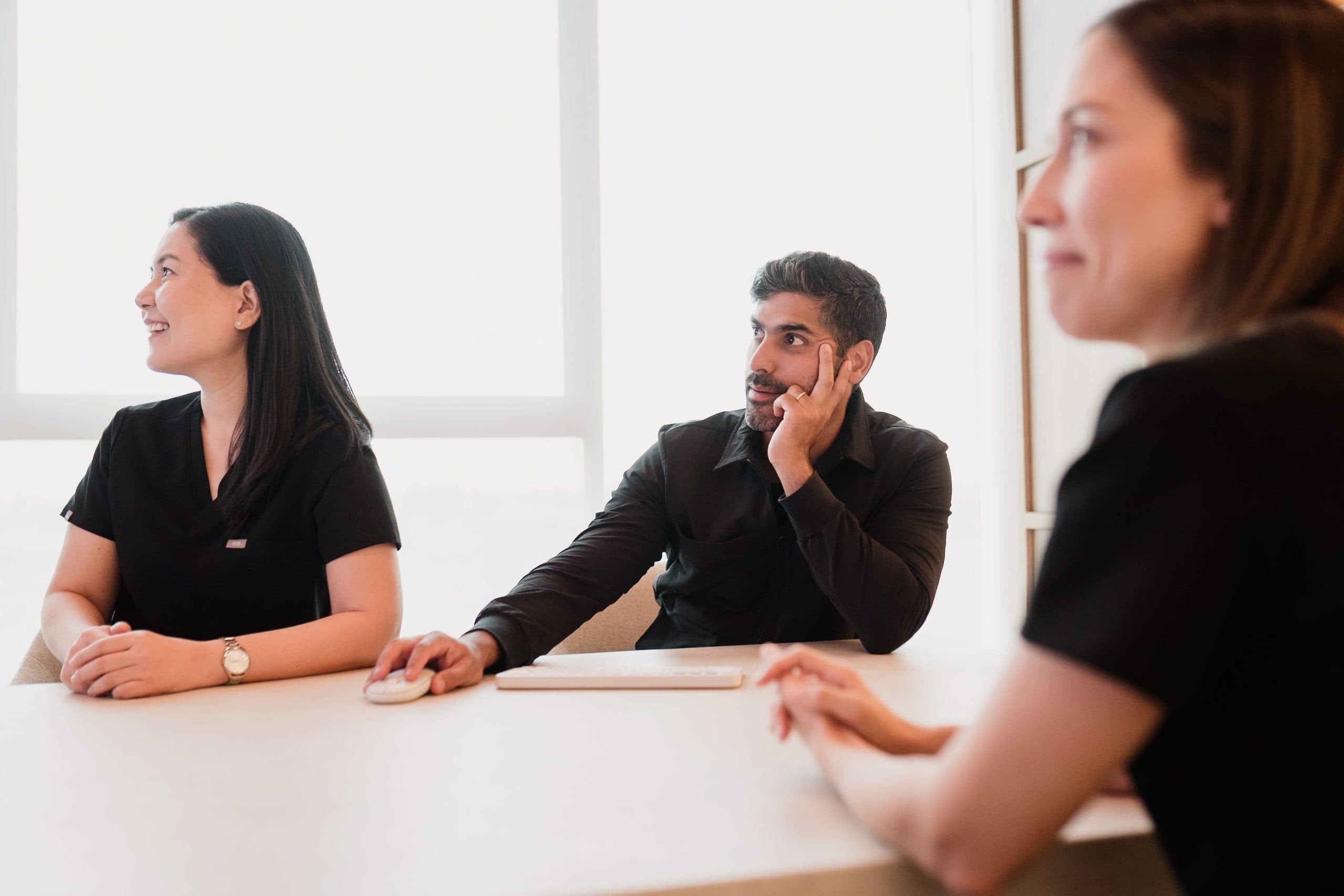 Especialistas del estudio en una consulta con una paciente